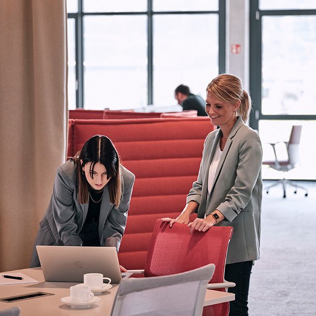 Zwei Mitarbeiterinnen im Büro
