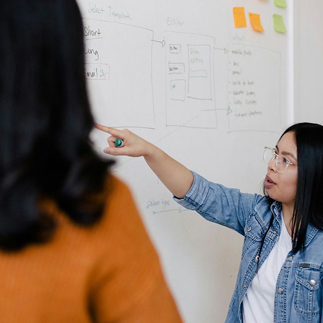 Zwei Frauen am Whiteboard