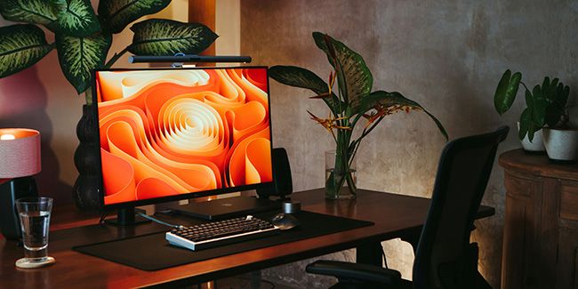 Schreibtisch mit Laptop im Homeoffice