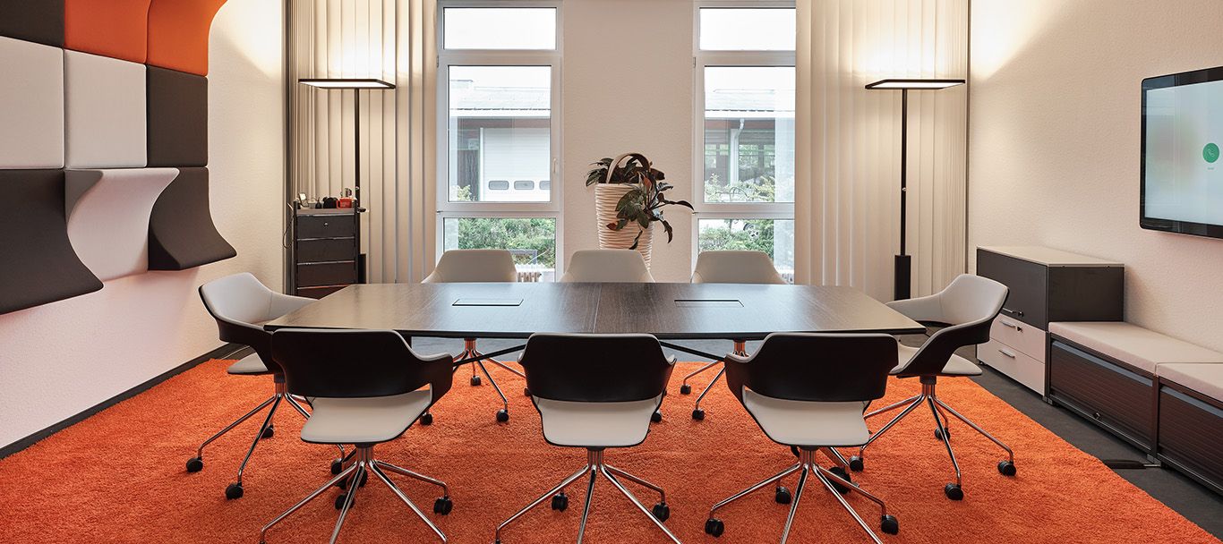 Moderner Besprechungsraum von h+h